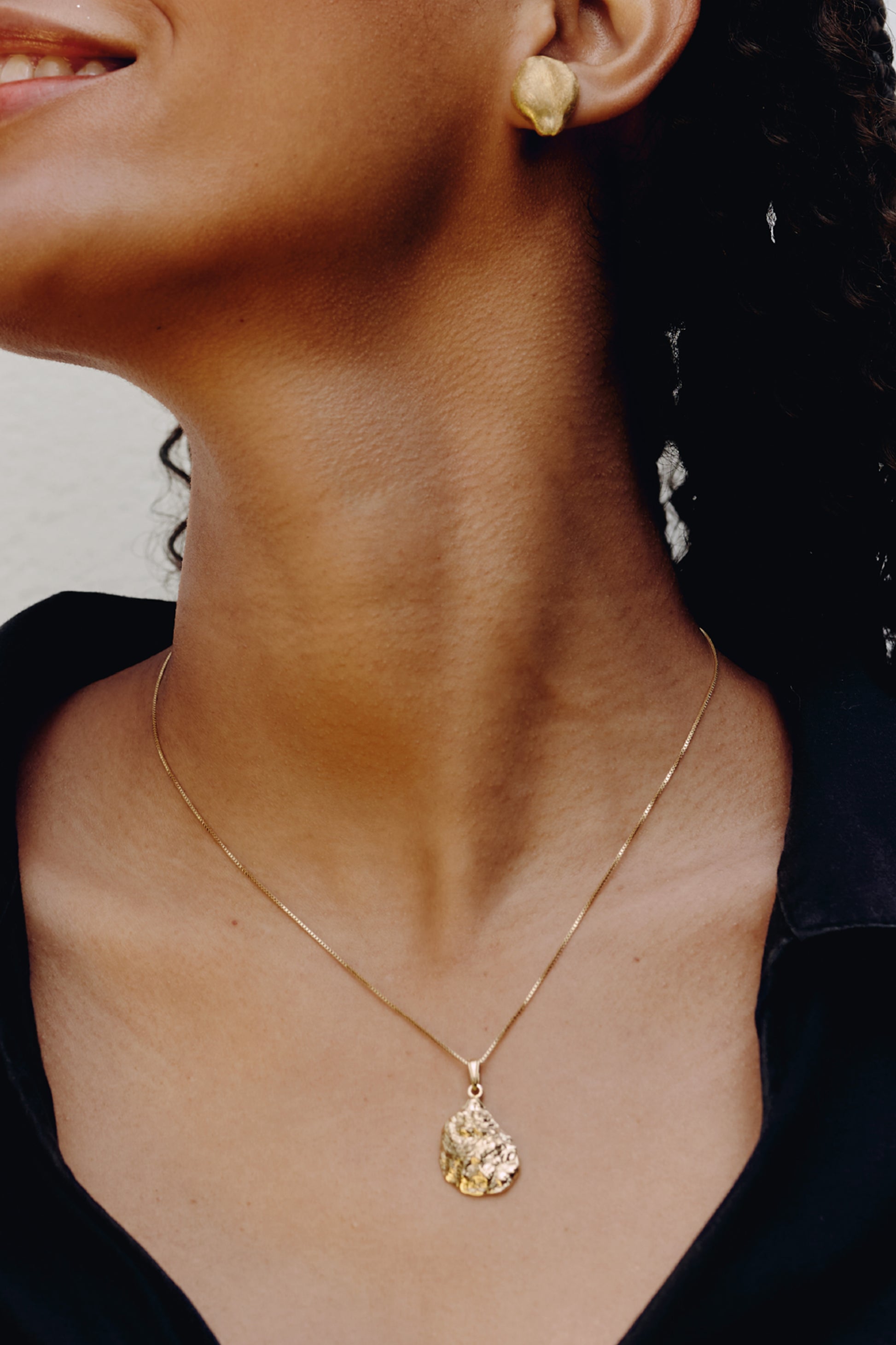 Mestiza Ostra Charm